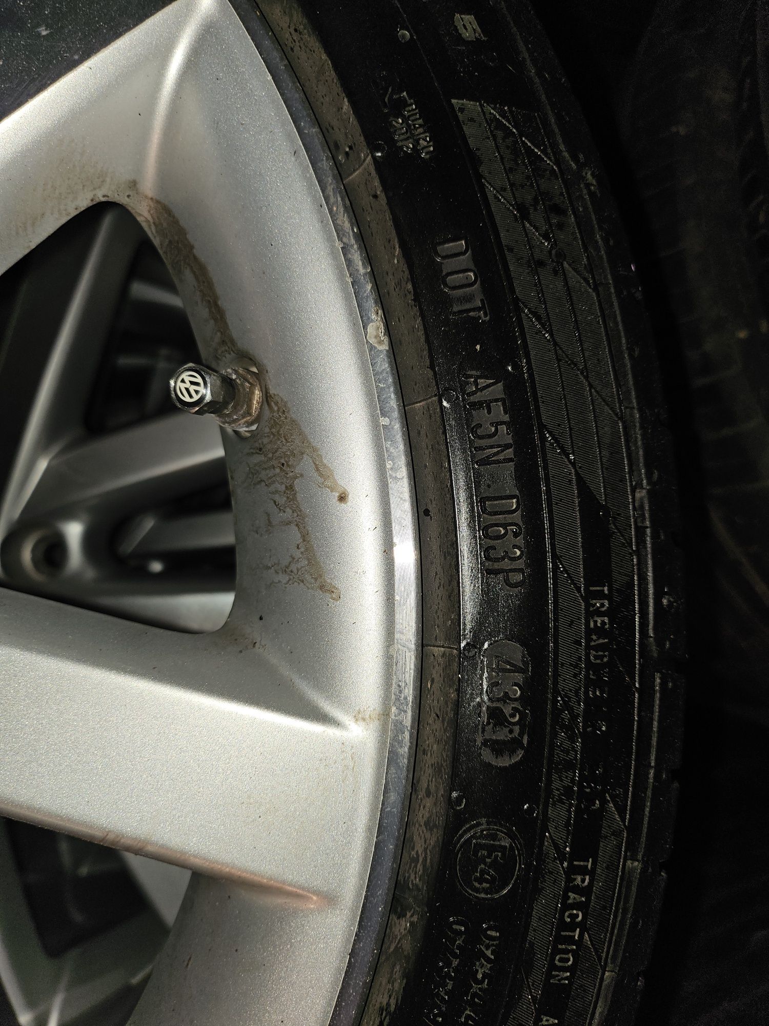 Продаються оригінальні  диски з скатами  на VW r18