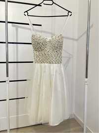 Biała balowa sukienka z perełkami