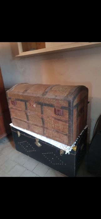 2 baus, 1 mala de viagem, 60 euros