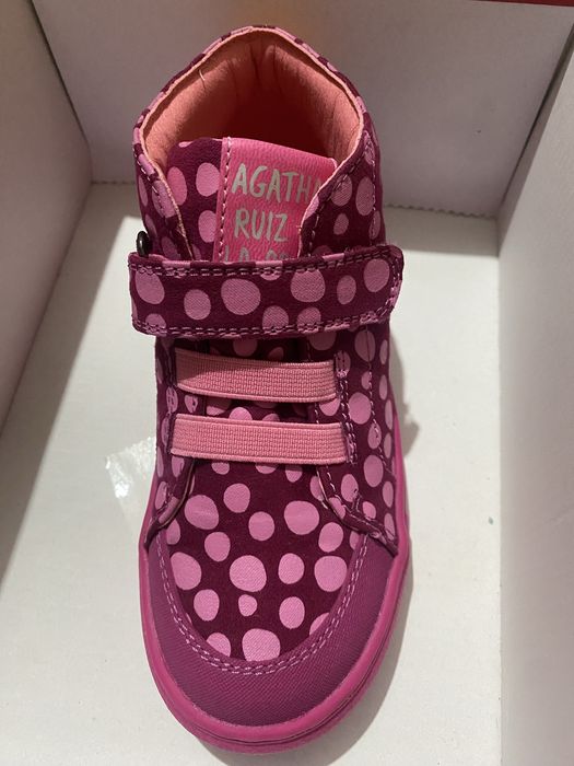 Sapatos de menina em couro novos