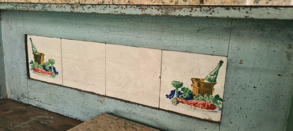 Zabytkowa szafka kuchenna z ozdobnymi płytkami vintage do renowacji