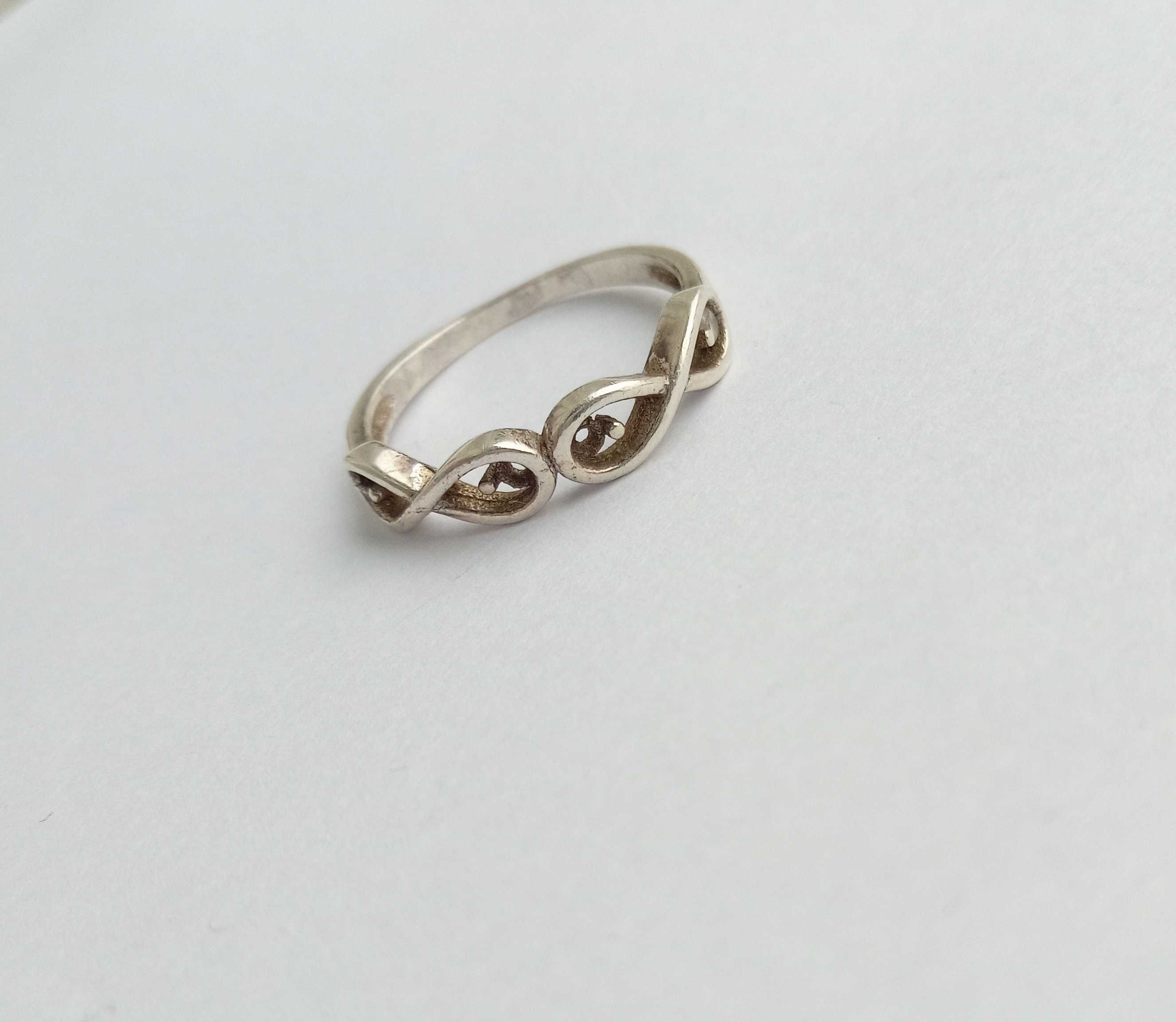 Кольцо кільце колечко, Срібло 925 проба. Розмір 18
