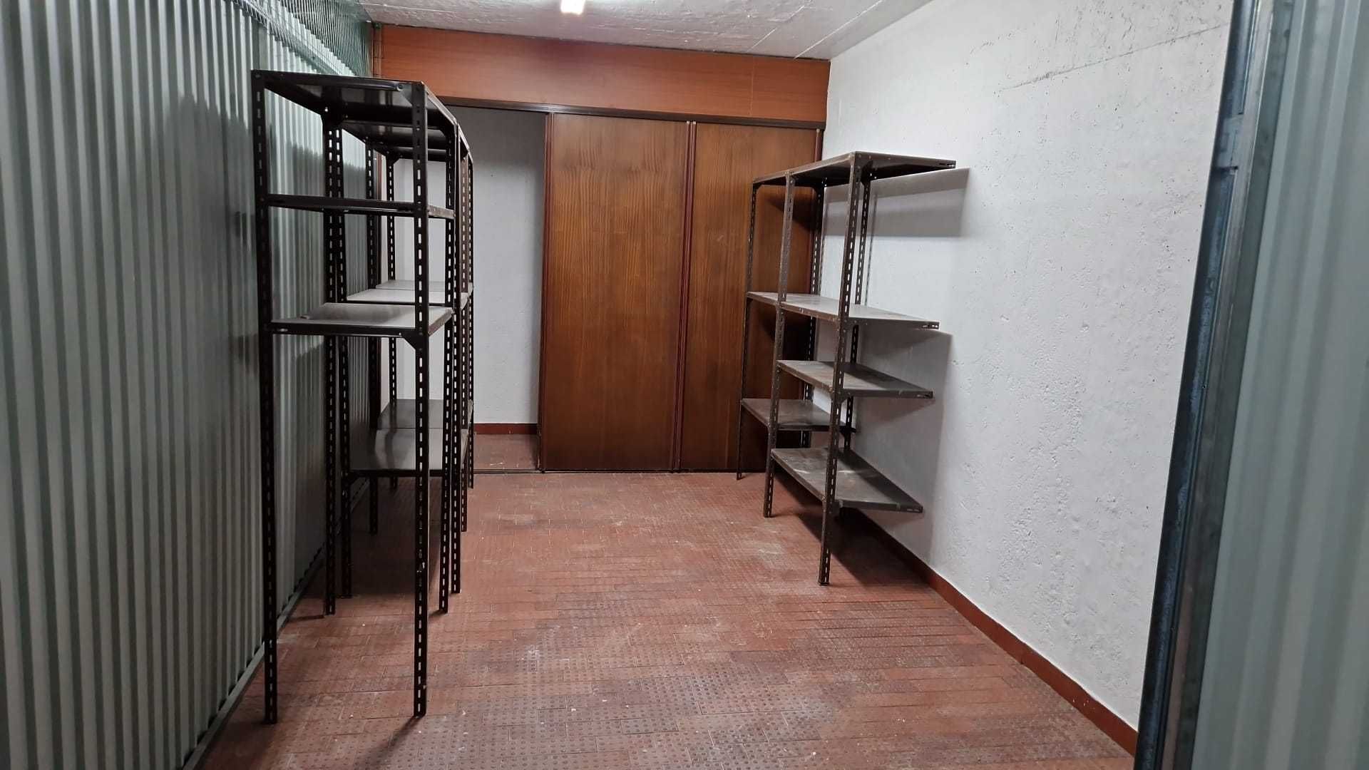 Arrecadação Portimão com Prateleiras - Fechada - 19m2 - Porta 1,95m