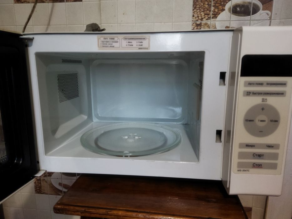 Мікрохвильова піч LG MS-2047C під ремонт або на запчастини