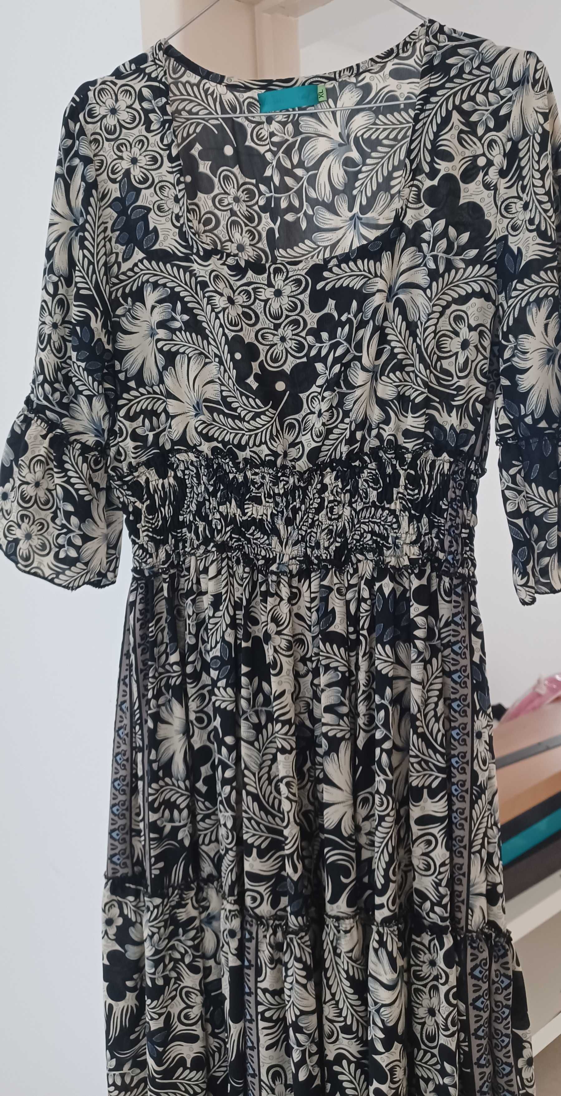 Vestido comprido evasé, cintado e estampado