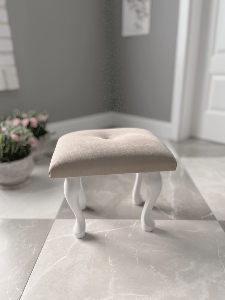 Biały beżowy podnóżek stołek taboret krzesełko