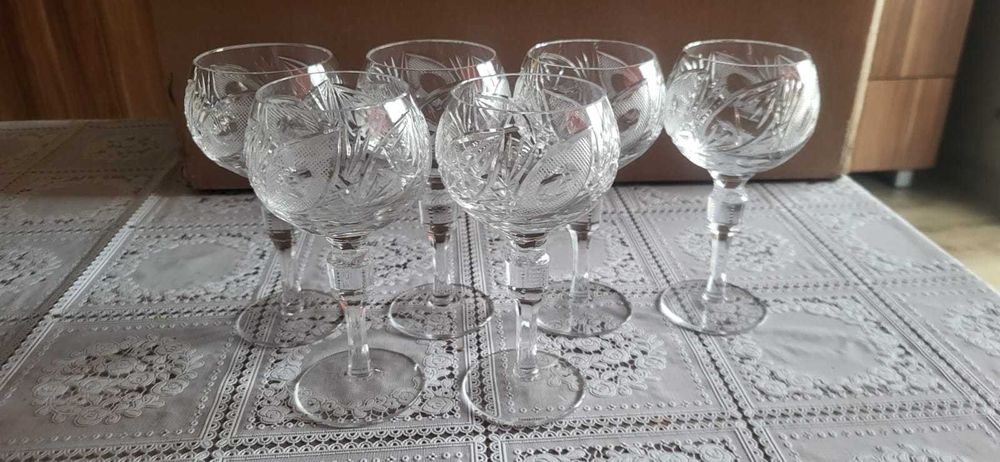 kryształowe kieliszki do wina z czasów PRL