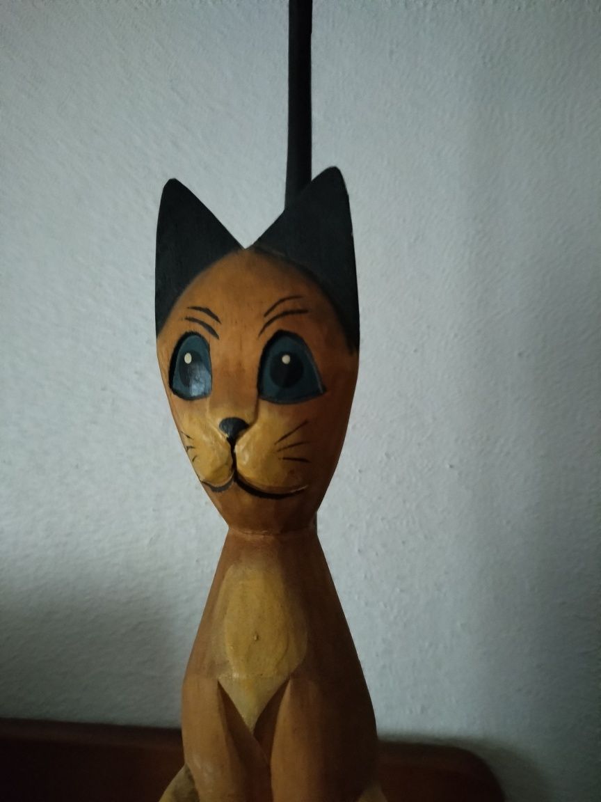 Gato.  em.  madeira