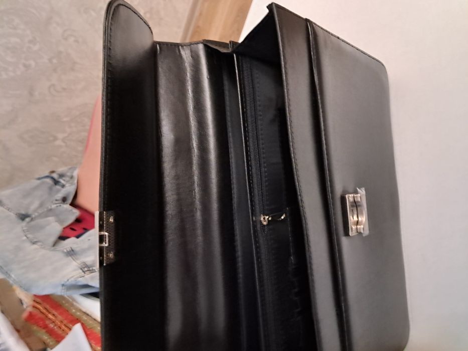 Продам портфель діловий з екошкіри.