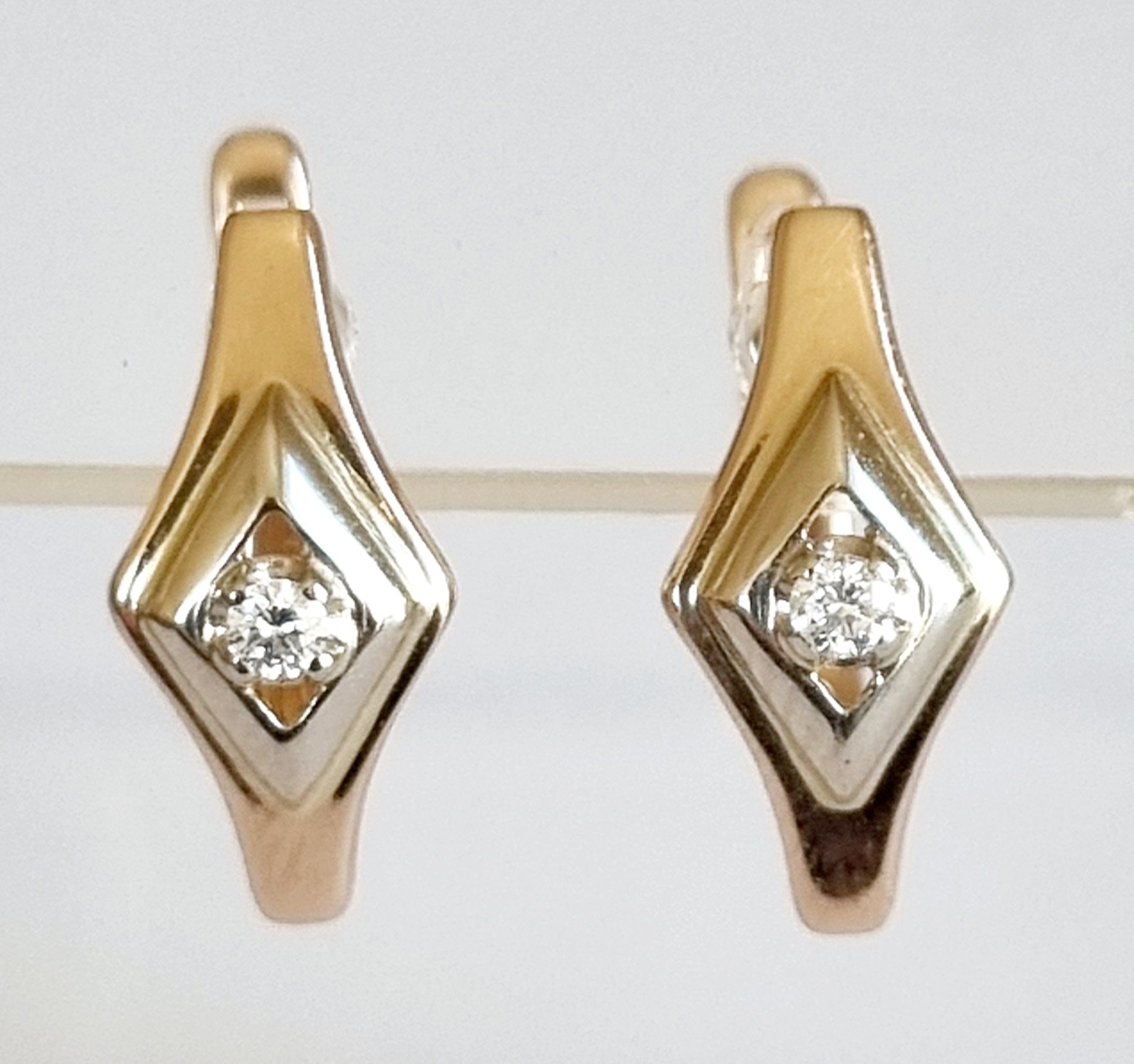 Золотые серьги с бриллиантами. 2,65 грм