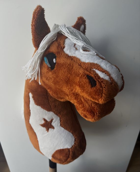 Rudy hobby horse łaciaty z odmiankami konik na kiju