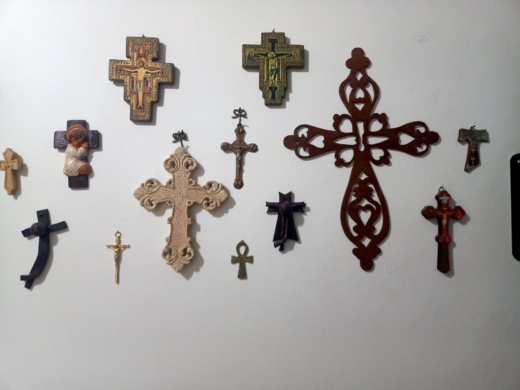 Vários crucifixos