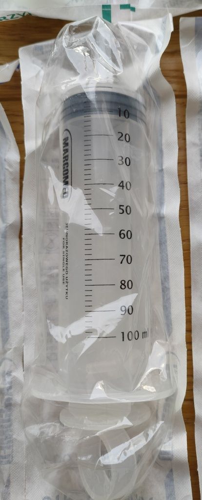 Strzykawki do cewników 60(50) ml i 100 ml firmy MARGMED - nowe.