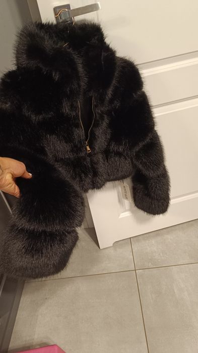 Czarne krótkie futerko z kapturem