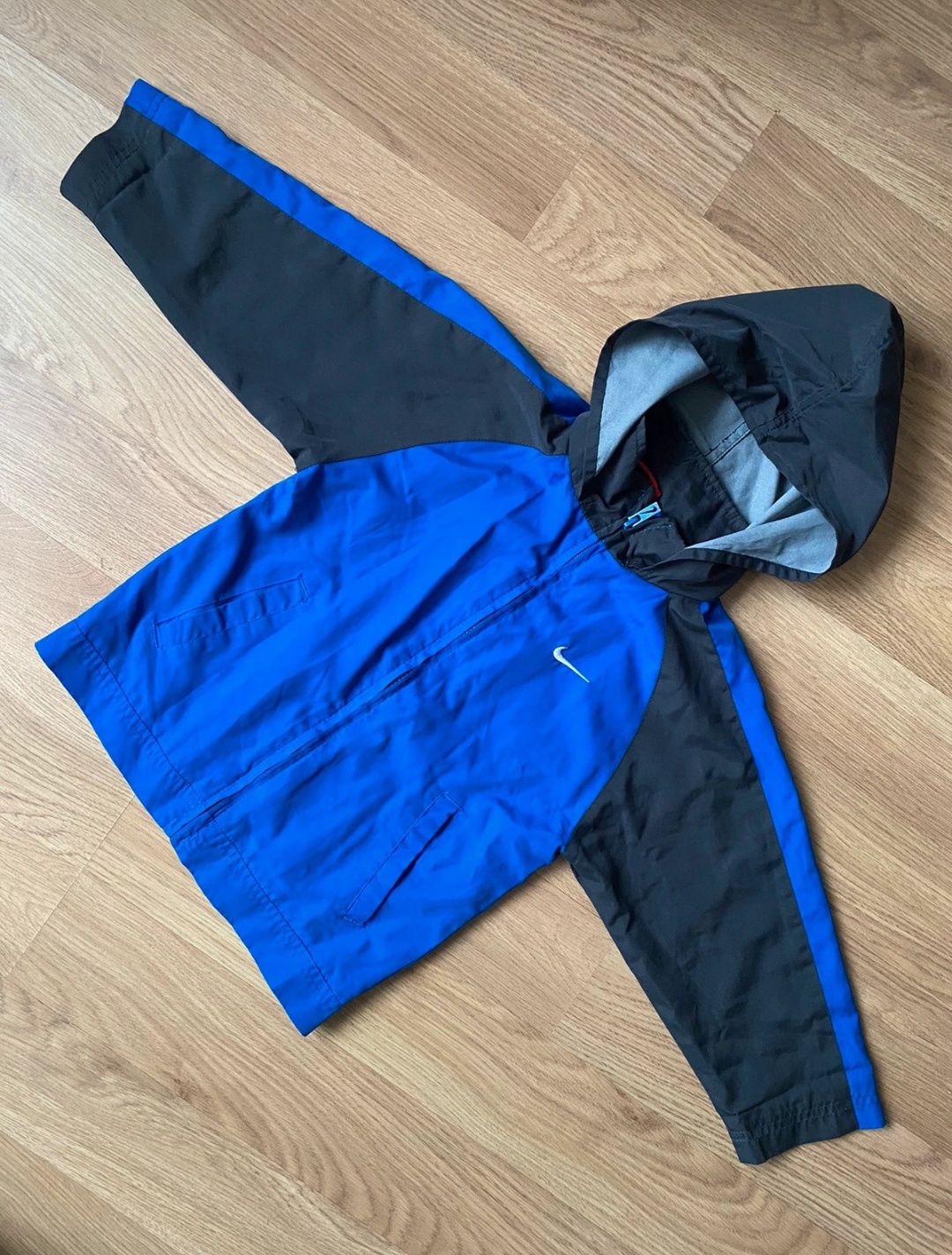 Kurtka wiatrówka Nike dla chlopczyka, rozmiar 104 cm