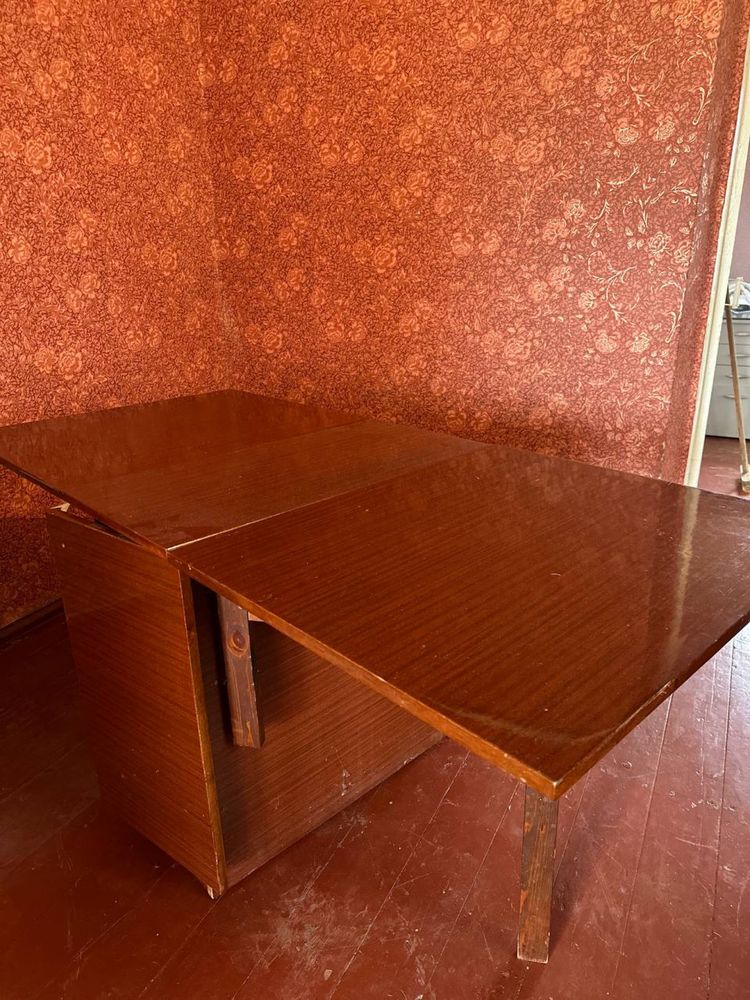 Продам стіл , потрібен частковий ремонт