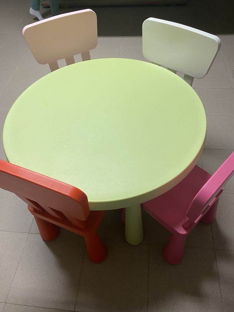 Conjunto mesa e 4 cadeiras criança IKEA