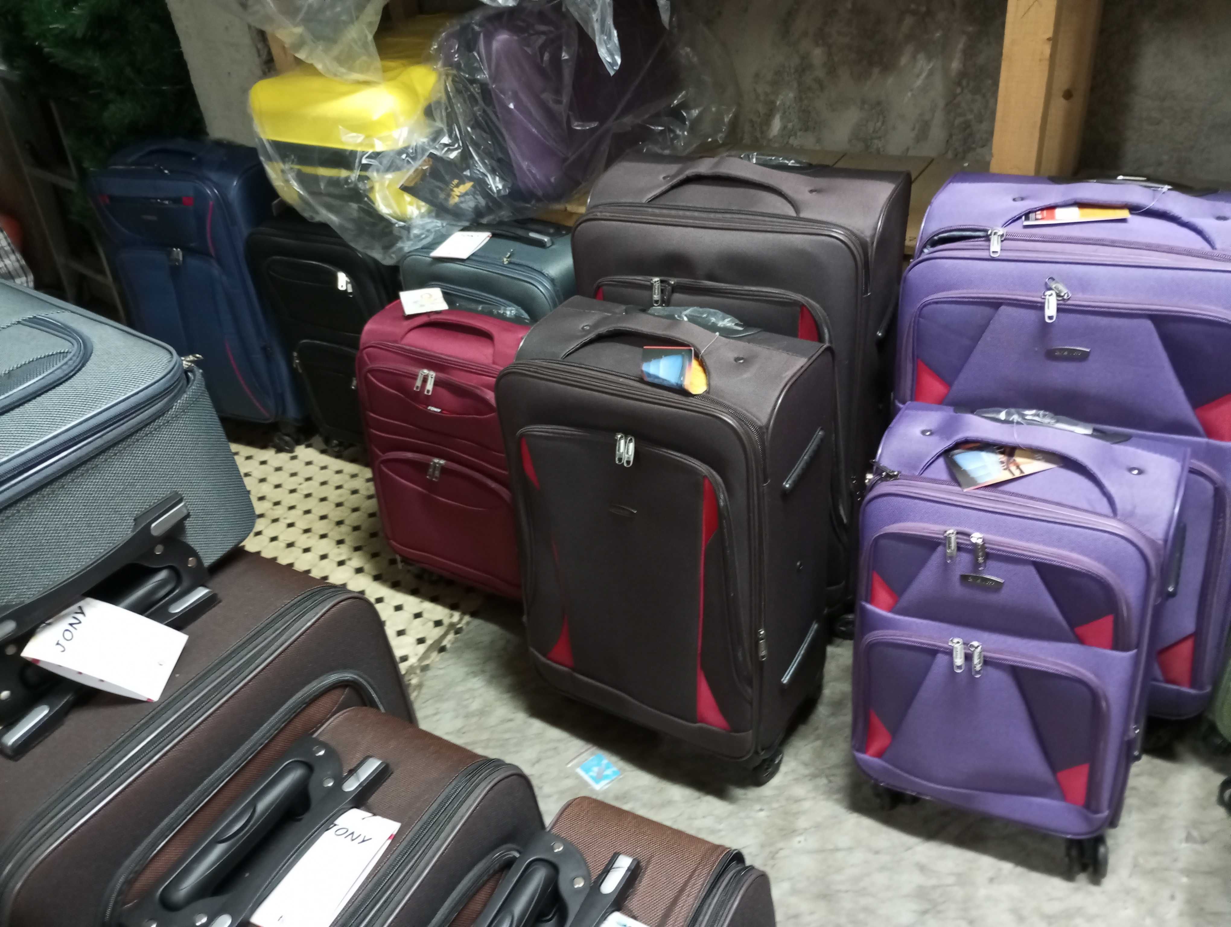 Walizka średnia xl z grubej codury na 4 kołach podróżna