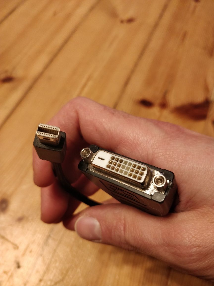 Przewody VGA, HDMI, display port, przejściówka DVI