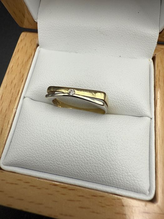 Złoty pierścionek z diamentem Apart