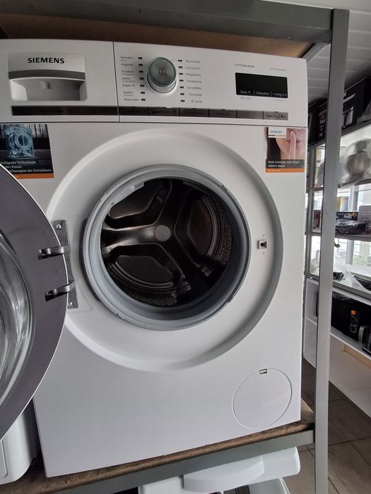 Пральна машина Siemens model WM16W4C1