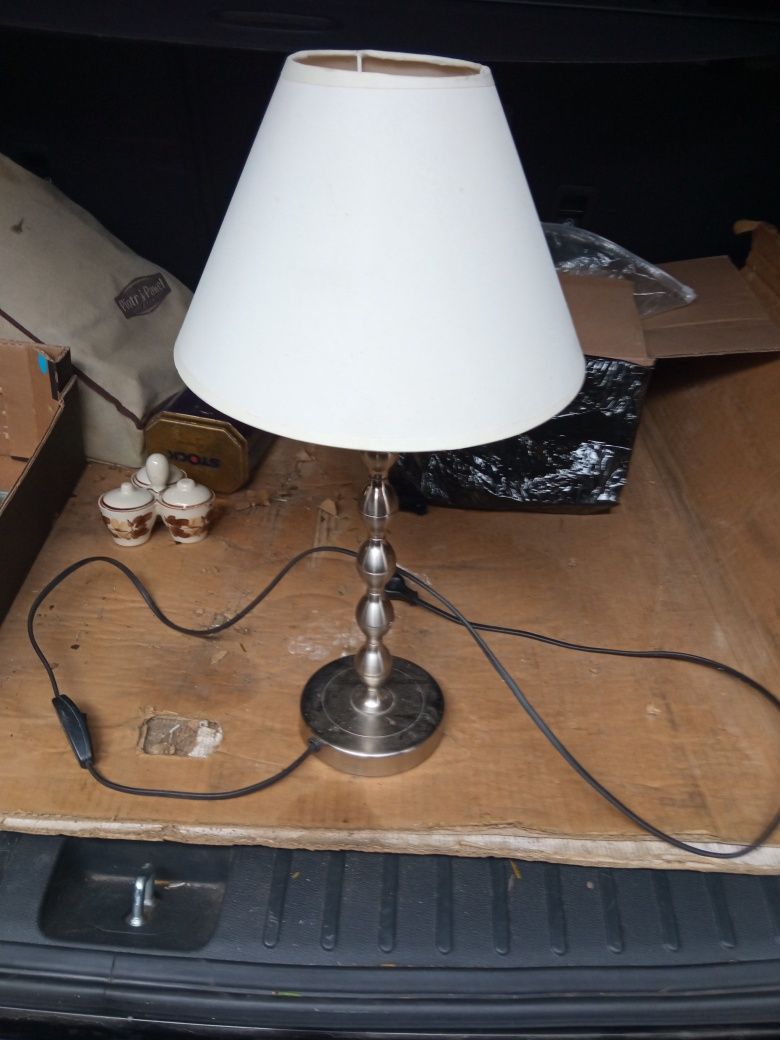 Lampa stołowa stojąca