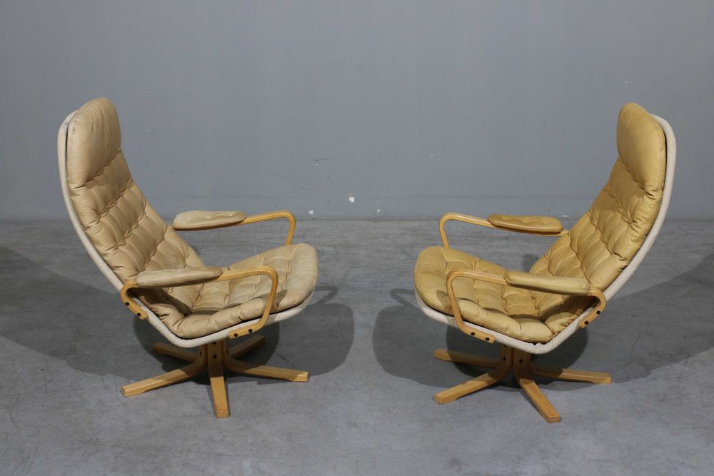 Par de poltronas Sam Larsson modelo Mona em faia e couro