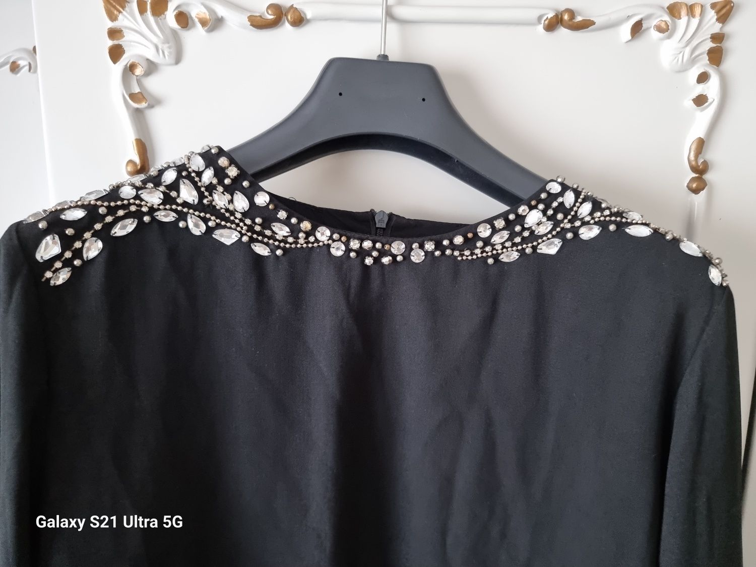 Blusa acetinada com pedras