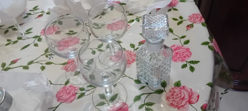 Conjunto 3 copos e garrafa de licor ou outra bebida