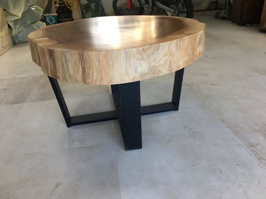 Stolik kawowy z plastra drewna jesionowego