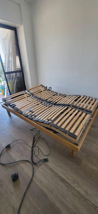 Cama com 2 estrados ortopédicos independentes