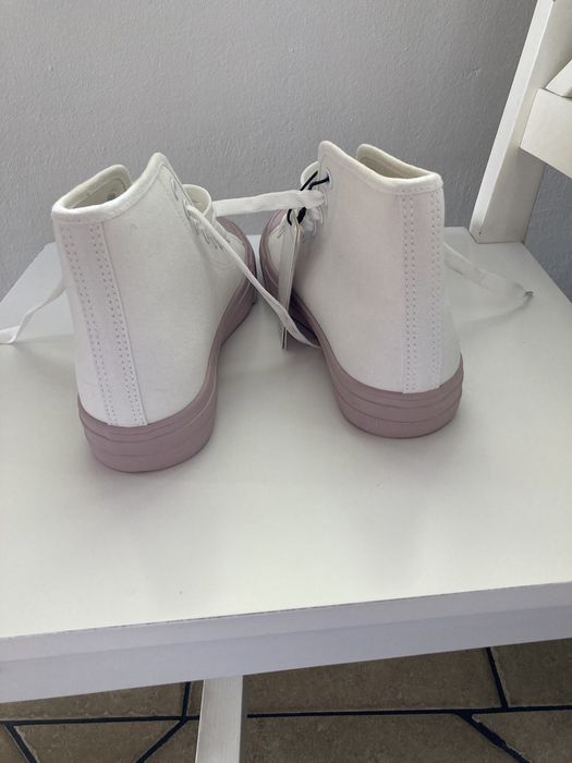 Nowe białe trampki z fioletową podeszwą