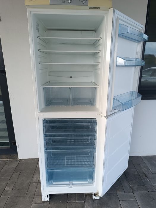 Холодильник з морозильною камерою