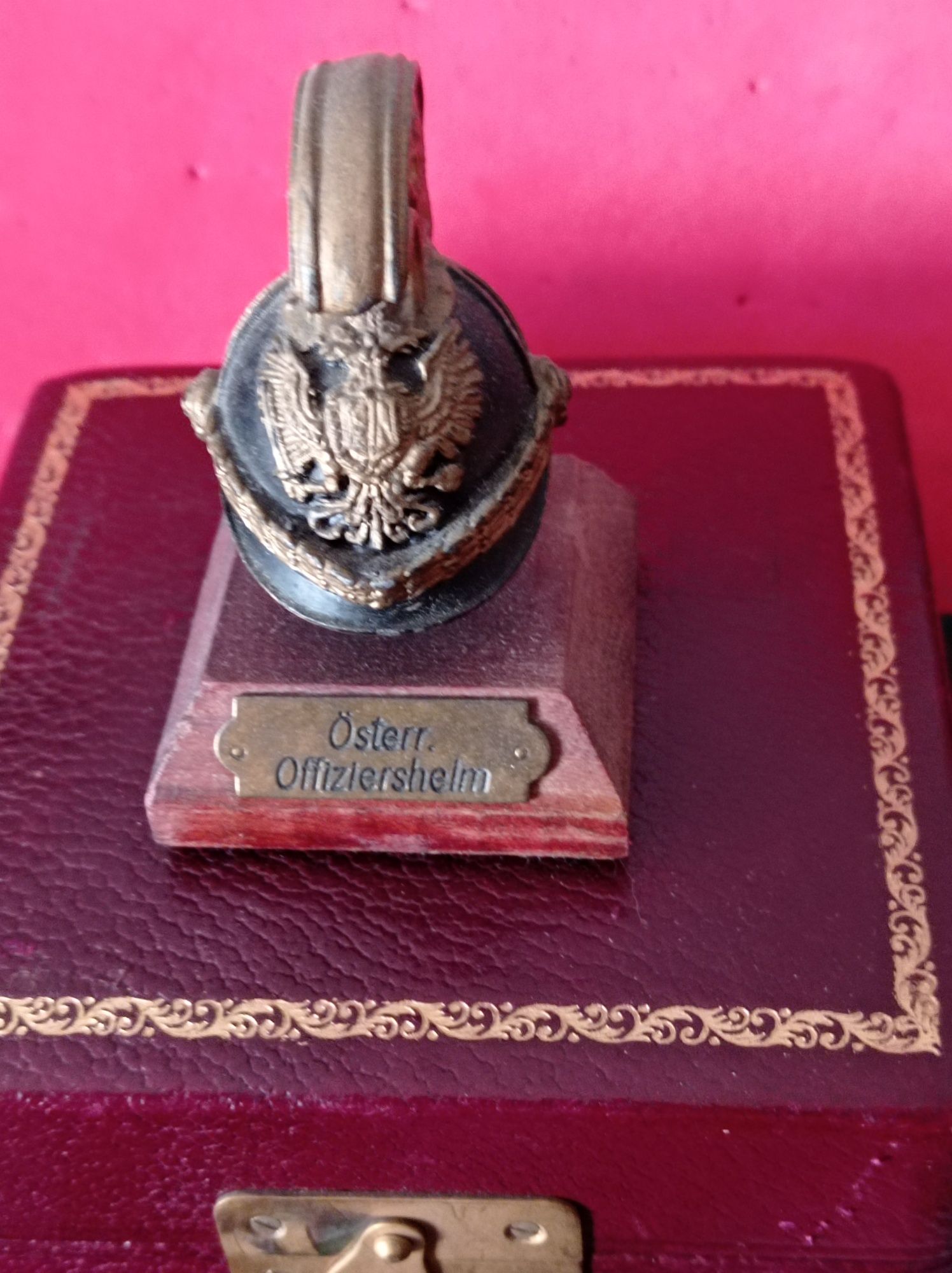 Capacetes militares em miniatura