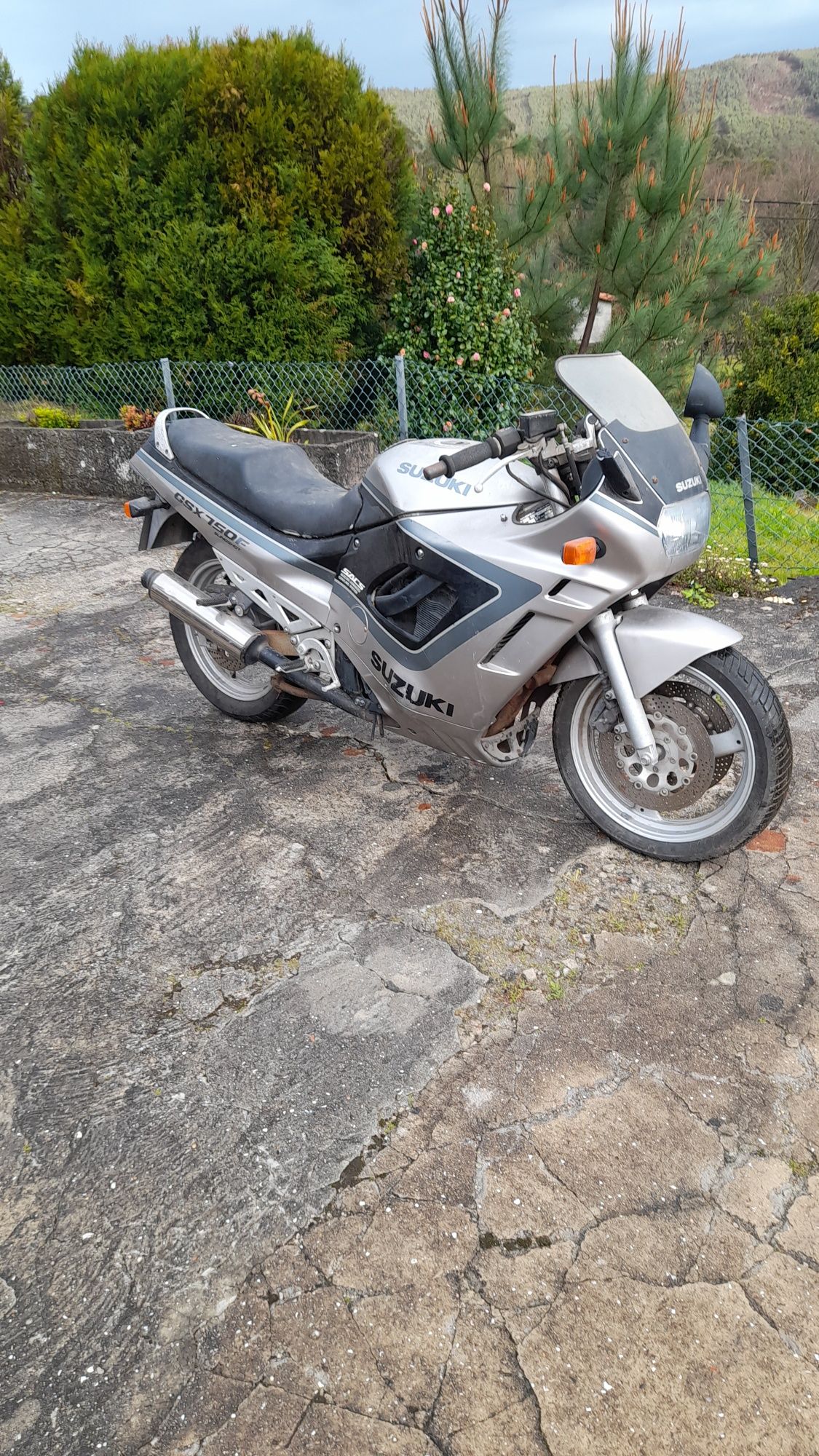 Mota de estrada suzuky