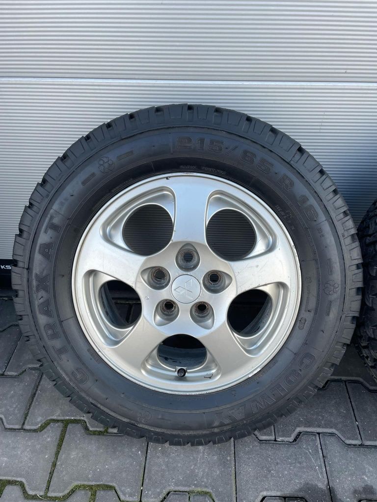 Felgi 5x114,3 R16 z oponami terenowymi 215/65 R16 MITSUBISHI Pajero