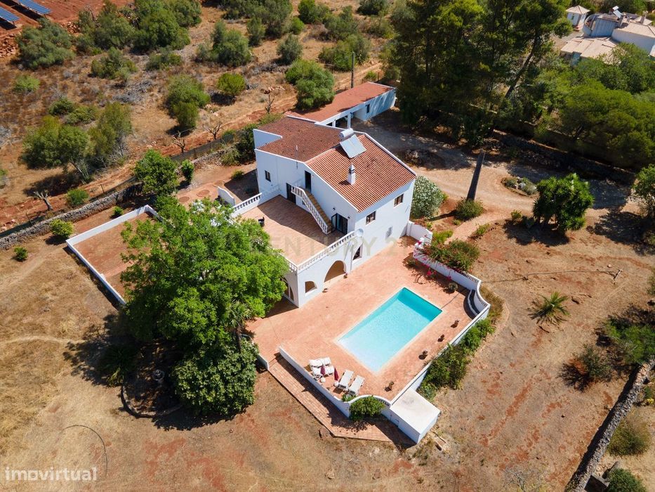 Moradia T5 Com Piscina E 5050M2 De Lote De Terreno Situado No Campo Nu