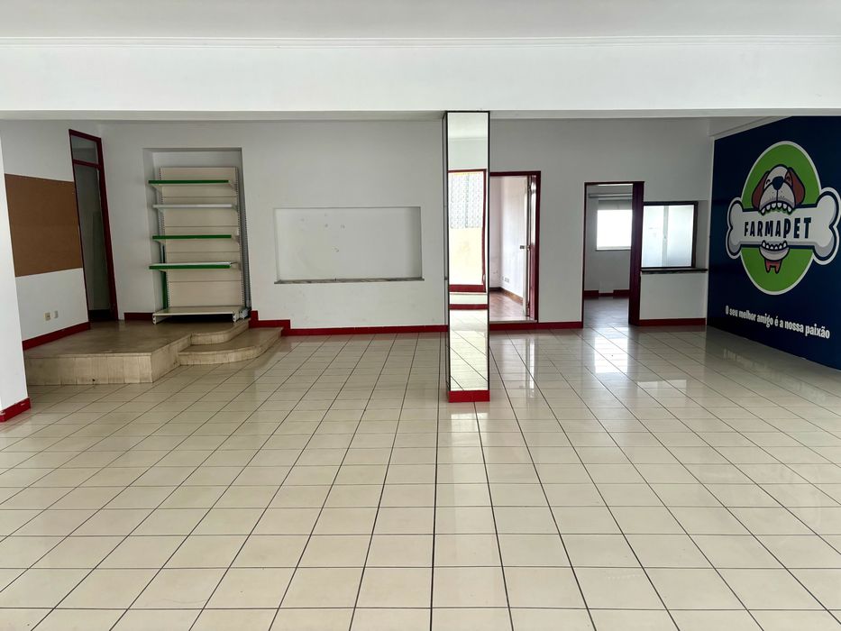 Arrenda-se Loja com Armazém