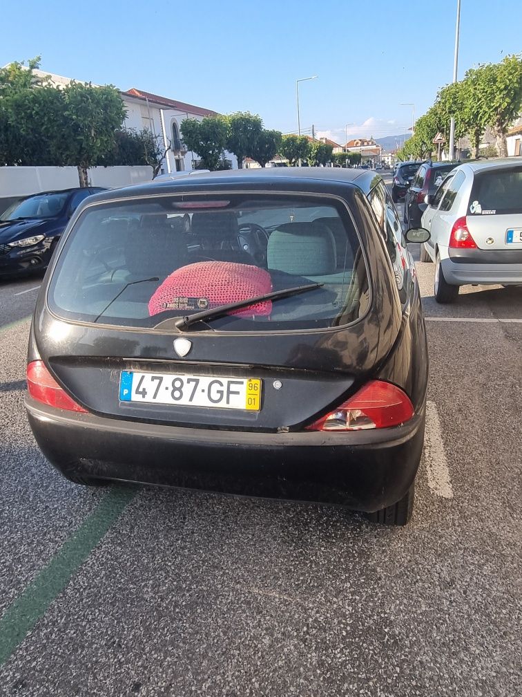Carro lancya y10 preto
