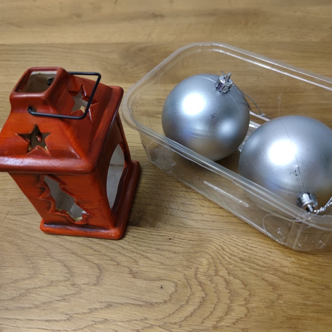Mały stary ceramiczny lampion i 2 srebrne bombki