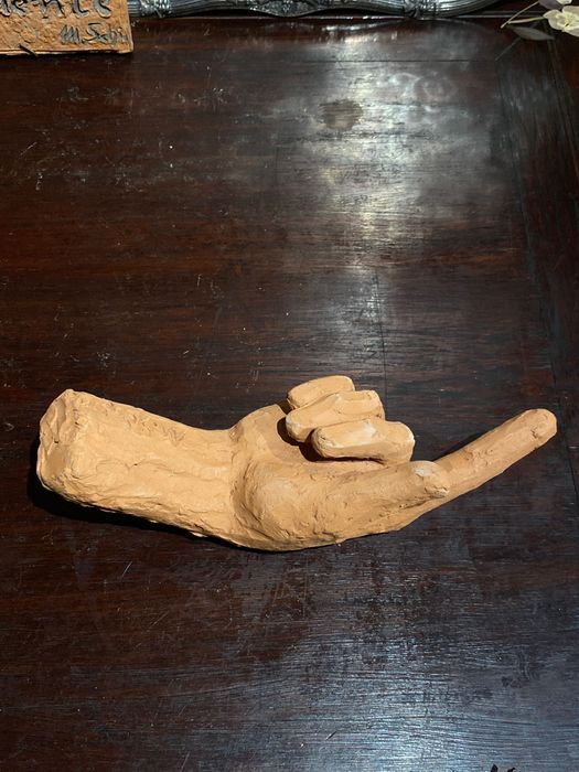 Mão escultura barro da famosa Margarida Schimmelpfennig Assinado 21 cm