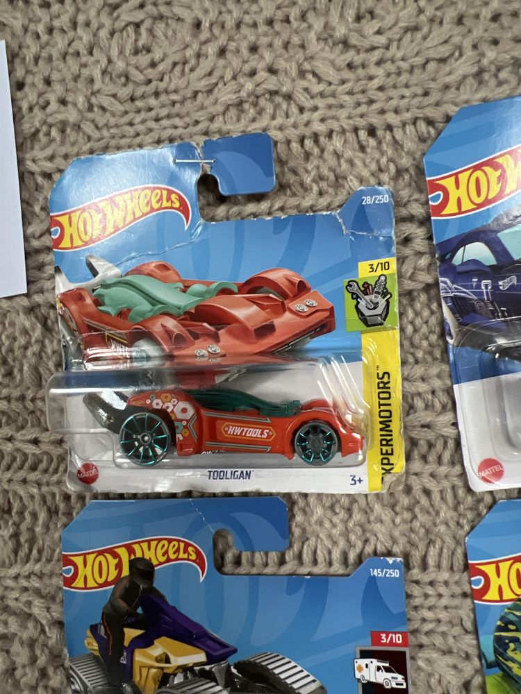 Zestaw 4 samochodow Hot Wheels