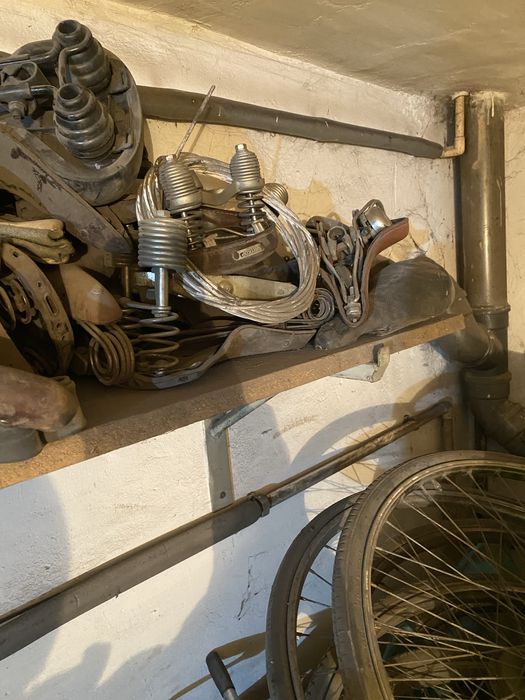 Stare rowery, skorzane siodełka, osprzęt