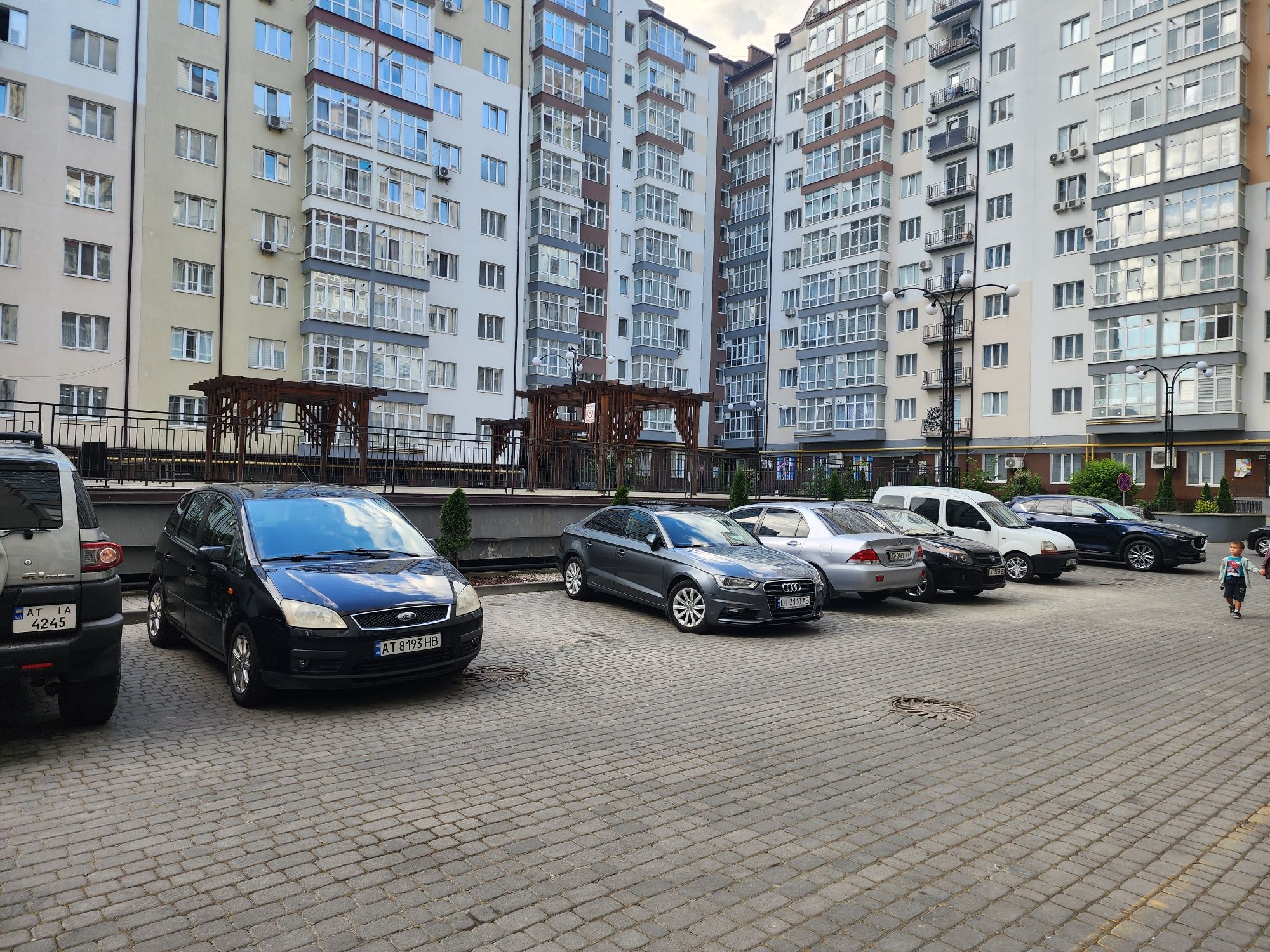Продам великий гараж вул. Височана 18,