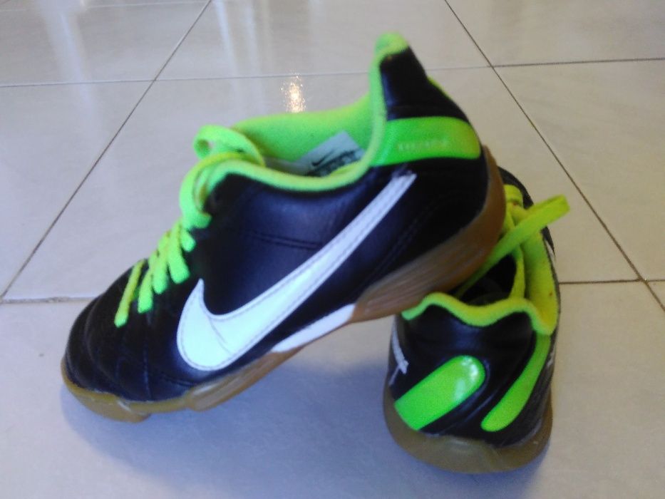 Chuteira de futsal Nike para criança