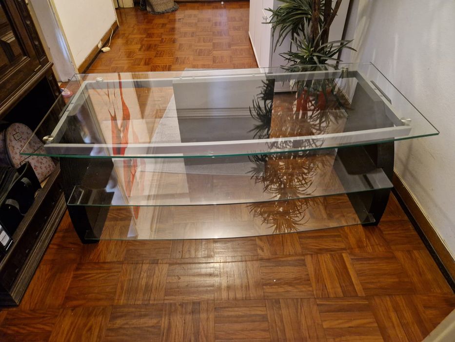 Móveis de sala: 1 sofá, 1 tapete, 1 aparador, 1 mesa de centro e 1 mes