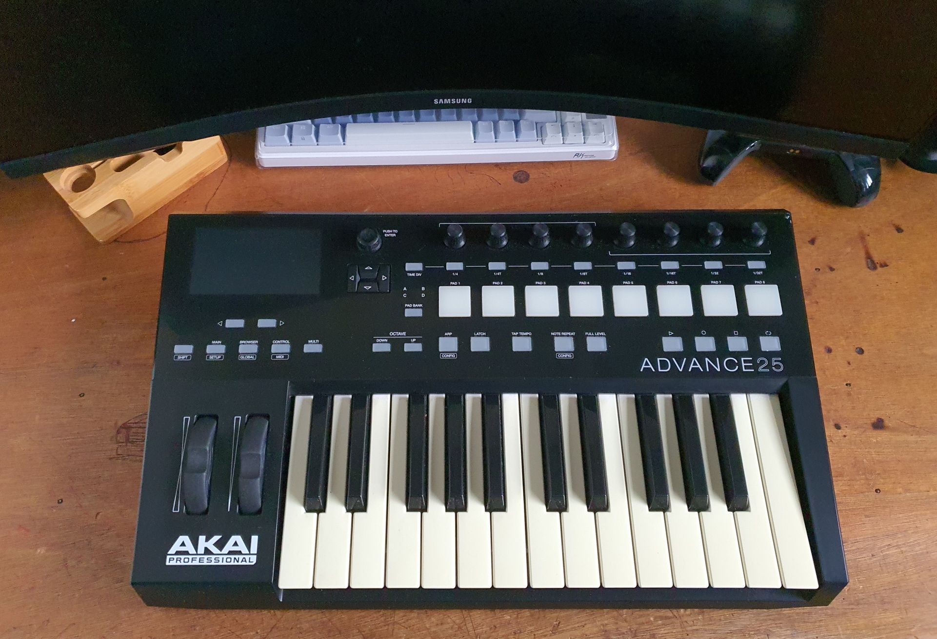 Teclado Akai Advance 25