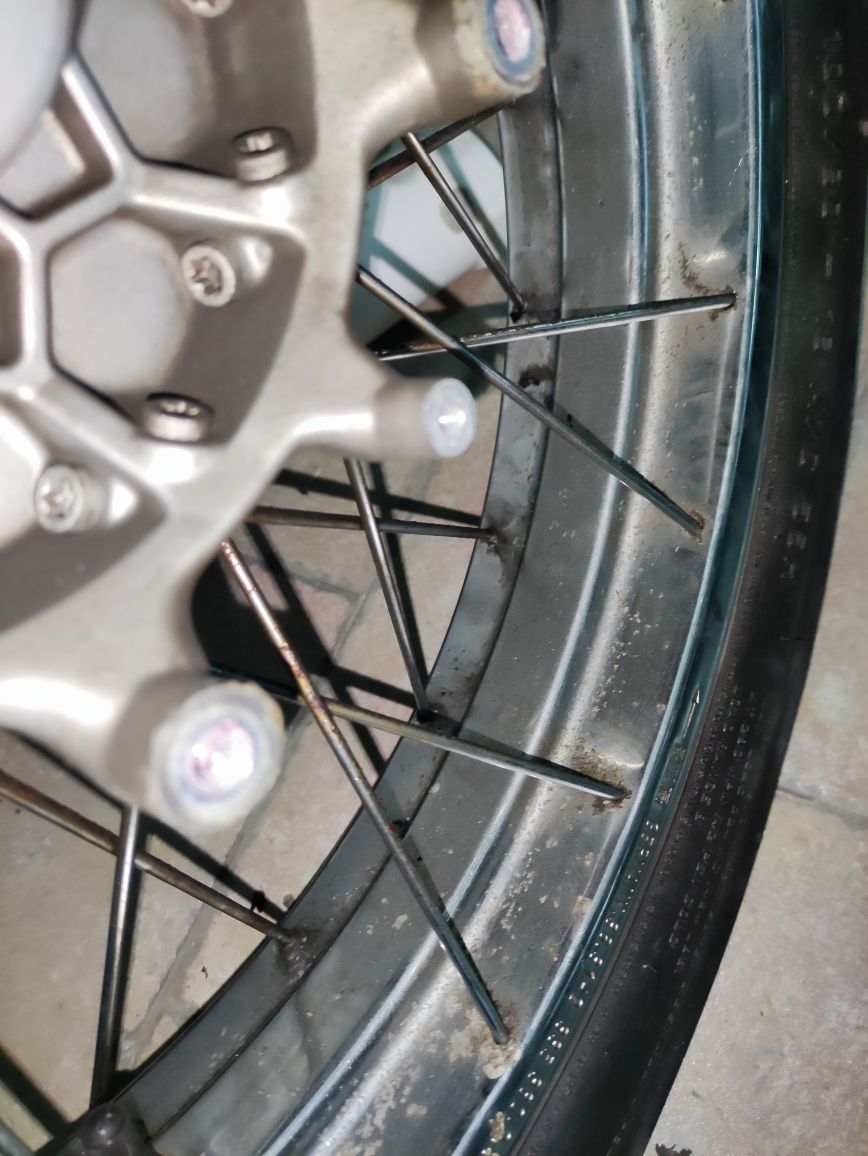 Roda raiada dianteira Mota BMW R 1200C com marcas uso