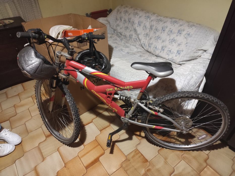 Bicicleta usada com dois capacetes