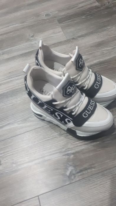 Sneakersy buty na koturnie Guess 35